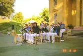 Orkester på scenen vid Gunnebo slott.