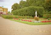 Gunnebo slott i bakgrunden, södra parken i förgrunden.