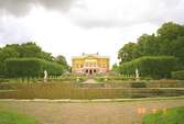 Gunnebo slott, dammen i förgrunden.