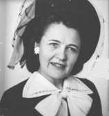 Del av fotokarta med 20 stycken porträttbilder av Karin Hasselberg (1903 - 1996) med och utan hatt. Karin började arbeta på Stretereds skolhem 1924 och slutade på 1960-talet. Hon hade en tjänstebostad på Stretered. Från 1940-tal till 1960-tal hade hon sitt hem på Skolgatan i Haga, parallellt med bostaden på Stretered.
