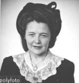 Ett av 39 st porträttbilder av Karin Hasselberg (1903 - 1996) i hatt och spetskrage, tagna på 1940-talet.