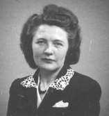 Ett av 43 st porträttbilder av Karin Hasselberg (1903 - 1996), tagna på 1950-talet.