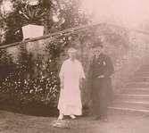 Friherrinnan Hilda Sparre och Prins Eugen ståendes framför Kejsareterrassen på Gunnebo slotts norra sida, september 1923.
Påskrift: 