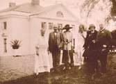 Internationellt pressbesök på Gunnebo slott den 22 juli 1923. Fyra kvinnor och två män står på Kejsareterrassen framför Gunnebo slott. Längst till vänster står friherrinnan Hilda Sparre. Påskrift: 