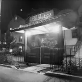 Ingångsporten vid tomtgränsen mot Barnhemsgatan 16. Firmaskylt och reklam för Ahlbergs skrädderi, 1960-tal.