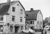 Lillgatan 3 (Vic kemtvätt) och 5 (Mölndals Foto), 1950-70-tal. Firman hette Vic Självkem i Göteborg A-B och hade en filial vid Lillgatan 3 (enligt Mölndals telefonkatalog 1969).