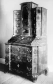 Chiffonjé av mörkt träslag. Gunnebo slott 1930-tal.