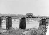 Postbussen på linjen Hazaribag (Hagaribagh) - Raudi (Raudei) passerar bron över floden Damodar vid staden Ramgarh, Indien, 1924.
