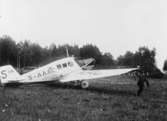 Den första flygningen startade den 18 juni 1928 från Stockholms då
enda användbara flygplats Barkarby.  Planet, en junkers F 13, flögs
av trafikflygare K.B Liljeberg och som flygpostiljon medöljde notarie
Olav Olsen, Generalpoststyrelsen.   År 1928 anordnades 5
nattpostflygningar å denna linje.  (Se artikel i Svenska Dagbladet
22/6 1928)   Planet startar från Barkarby.