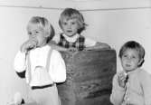 Tre barn som leker med stapelbara trälådor. Holtermanska daghemmet 1953.