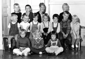 Grupporträtt på lärarinnan och alla barnen vid Holtermanska daghemmet 1953.