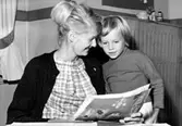 Lärarinnan läser för ett barn. Holtermanska daghemmet 1953.