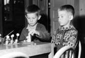 Två pojkar pysslar vid ett bord. Holtermanska daghemmet 1953.