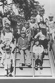 En grupp barn och två fröknar på klätterställning. Holtermanska daghemmet juni 1973.