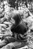 Barn som är ute på picknick. Holtermanska daghemmet juni 1973.