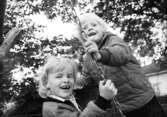 Två barn som gungar. Holtermanska daghemmet 1973.