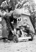 Två barn med var sin trehjuling. Holtermanska daghemmet 1973.