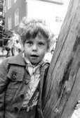 En pojke lutar sig mot en bjälke. Holtermanska daghemmet 1973.