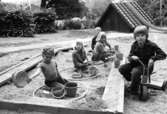 Barn som leker i sandlådan. Holtermanska daghemmet 1973.