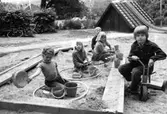 Barn som leker i sandlådan. Holtermanska daghemmet 1973.