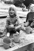 Två barn som gräver i sandlådan. Holtermanska daghemmet 1973.