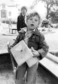 Två barn som leker i sandlådan. Holtermanska daghemmet 1973.
