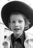 En pojke i cowboyhatt. Holtermanska daghemmet juni 1974.