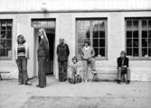 Fem fröknar och ett barn utomhus. Holtermanska daghemmet juni 1974.