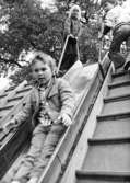 Barn som leker i rutschbana. Holtermanska daghemmet juni 1974.