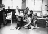 Barn som leker. Holtermanska daghemmet maj 1975.