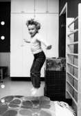 Ett barn som hoppar från en ribbstol. Holtermanska daghemmet maj 1975.