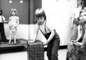 Barn som leker. Holtermanska daghemmet maj 1975.