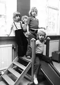 Fyra barn i en liten rutschkana. Holtermanska daghemmet maj 1975.