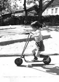 En flicka på en sparkcykel. Holtermanska daghemmet, okänt årtal.