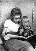 En fröken läser för ett barn. Holtermanska daghemmet, okänt årtal.