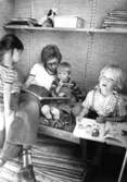 Fröken läser för barnen vid Holtermanska daghemmet, okänt årtal.