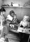 Fröken läser för barnen vid Holtermanska daghemmet, okänt årtal.