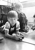 Två pojkar som leker med bilar. Holtermanska daghemmet, okänt årtal.
