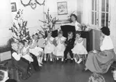 Sånguppvisning på Holtermanska daghemmet, okänt årtal.
