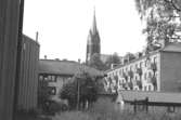 Vy från Brogatan på Fässbergs kyrka. Mölndalsbro i dag - ett skolpedagogiskt dokumentationsprojekt på Mölndals museum under oktober 1996. 1996_0913-0930 gjorda av högstadieelever från Kvarnbyskolan 9A, grupp 1. Se även gruppbilder på klasserna 1996_1382-1405 och bilder från den färdiga utställningen 1996_1358-1381.