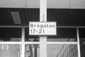 Skylt på Brogatan 17-21. Mölndalsbro i dag - ett skolpedagogiskt dokumentationsprojekt på Mölndals museum under oktober 1996. 1996_0950-0965 är gjorda av högstadieelever från Kvarnbyskolan 9A, grupp 3. Se även 1996_0913-0940, gruppbilder på klasserna 1996_1382-1405 samt bilder från den färdiga utställningen 1996_1358-1381.