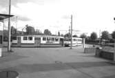 Vändhållplatsen vid Broplatsen. Mölndalsbro i dag - ett skolpedagogiskt dokumentationsprojekt på Mölndals museum under oktober 1996. 1996_1005-1023 är gjorda av högstadieelever från Kvarnbyskolan 9A, grupp 6. Se även 1996_0913-0940, gruppbilder på klasserna 1996_1382-1405 samt bilder från den färdiga utställningen 1996_1358-1381.