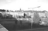 Vy från bron mot Mölndals centrum. Mölndalsbro i dag - ett skolpedagogiskt dokumentationsprojekt på Mölndals museum under oktober 1996. 1996_1098-1115 är gjorda av högstadieelever från Kvarnbyskolan 9C, grupp 5. Se även 1996_0913-0940, gruppbilder på klasserna 1996_1382-1405 samt bilder från den färdiga utställningen 1996_1358-1381.