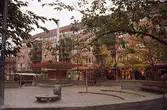 Skulpturen Albert på Mölndals torg. Mölndalsbro i dag - ett skolpedagogiskt dokumentationsprojekt på Mölndals museum under oktober 1996. 1996_1173-1187 är gjorda av högstadieelever från Kvarnbyskolan 9D, grupp 3. Se även 1996_0913-0940.