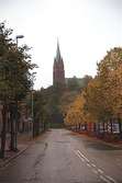 Tempelgatan och Fässbergs kyrka. Mölndalsbro i dag - ett skolpedagogiskt dokumentationsprojekt på Mölndals museum under oktober 1996. 1996_1190-1211 är gjorda av högstadieelever från Kvarnbyskolan 9D, grupp 4. Se även 1996_0913-0940.