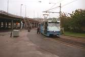 Spårvagn 4 vid ändstationen. Mölndalsbro i dag - ett skolpedagogiskt dokumentationsprojekt på Mölndals museum under oktober 1996. 1996_1190-1211 är gjorda av högstadieelever från Kvarnbyskolan 9D, grupp 4. Se även 1996_0913-0940.