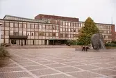 Mölndals stadshus och Stadshusplatsen framför. Mölndalsbro i dag - ett skolpedagogiskt dokumentationsprojekt på Mölndals museum under oktober 1996. 1996_1246-1263 är gjorda av högstadieelever från Åbyskolan 8A, grupp 1. Se även 1996_0913-0940. Gruppbilder på klasserna 1996_1382-1405 och bilder från den färdiga utställningen 1996_1358-1381.