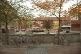 Mölndals torg/Alberts torg. Bergmansgatan i bakgrunden. Mölndalsbro i dag - ett skolpedagogiskt dokumentationsprojekt på Mölndals museum under oktober 1996. 1996_1246-1263 är gjorda av högstadieelever från Åbyskolan 8A, grupp 1. Se även 1996_0913-0940, gruppbilder på klasserna 1996_1382-1405 och bilder från den färdiga utställningen 1996_1358-1381.