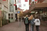 Nygatan mot norr. Mölndalsbro i dag - ett skolpedagogiskt dokumentationsprojekt på Mölndals museum under oktober 1996. 1996_1264-1282 är gjorda av högstadieelever från Åbyskolan 8A, grupp 2. Se även 1996_0913-0940, gruppbilder på klasserna 1996_1382-1405 och bilder från den färdiga utställningen 1996_1358-1381.
