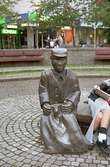 Skulpturen Albert på Mölndals torg. Mölndalsbro i dag - ett skolpedagogiskt dokumentationsprojekt på Mölndals museum under oktober 1996. 1996_1283-1300 är gjorda av högstadieelever från Åbyskolan 8A, grupp 3. Se även 1996_0913-0940, gruppbilder på klasserna 1996_1382-1405 och bilder från den färdiga utställningen 1996_1358-1381.